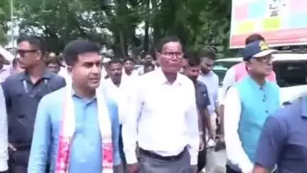 নগাঁও: চাহ শ্ৰমিকৰ মজুৰি পৰ্যালোচনা বৈঠকক অংশগ্ৰহণ কৰাৰ বাবে জিলা আয়ুক্ত কাৰ্যালয়ত উপস্থিত শ্ৰমমন্ত্ৰী ৰূপেশ গোৱালা