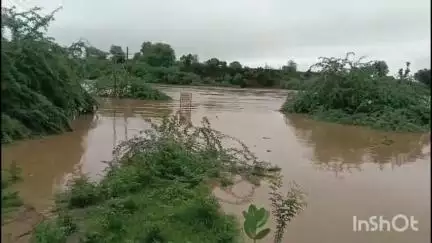 सबलगढ़: रामपुर के बामसोली में क्वारी नदी का जल स्तर बढ़ा, रपटे से 20 फीट ऊपर बह रहा पानी
