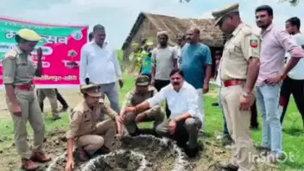 मितौली: गौरिया गांव में वन महोत्सव के दौरान कस्ता विधायक सौरभ सिंह सोनू ने वन अधिकारियों के साथ मिलकर वृक्षारोपण किया