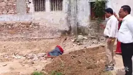 दांतारामगढ़: चैनपुरा गांव में सड़क निर्माण के दौरान जेसीबी के आगे लेटी महिलाएं, राजकार्य में बाधा डालने का मामला दर्ज