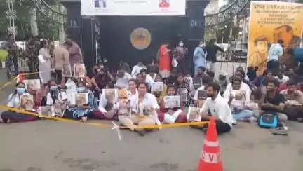 పర్మినెంట్ రిజిస్టర్ సర్టిఫికెట్లను ఇవ్వాలని డిమాండ్ చేస్తూ విజయవాడలో NTR హెల్త్ యూనివర్సిటీ ఎదుట విద్యార్థుల ఆందోళన