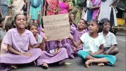 శ్రీకాకుళం: భగవాన్ దాసు పేట గ్రామంలో మా బడి మాకు కావాలంటూ రోడ్డుపై విద్యార్థుల ధర్నా  #localissue