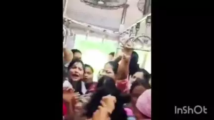 कल्याण: डोंबिवली वरून सीएसटीला जाणाऱ्या लोकलमध्ये एकमेकींचे केस ओढत महिलांची फ्री स्टाइल हाणामारी, व्हिडिओ व्हायरल