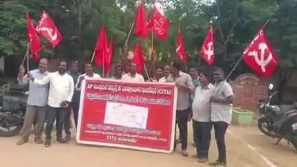 గుంతకల్లు: తమ న్యాయమైన డిమాండ్లను పరిష్కారం చేయాలని గుత్తిలో మున్సిపల్ ఇంజనీరింగ్ కార్మికుల ధర్నా