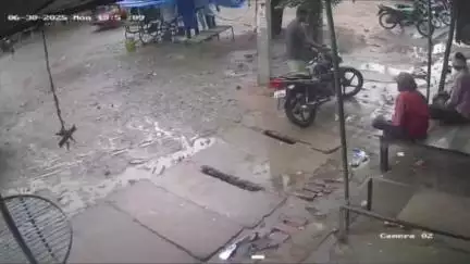 कौंच: बाबू पैलेस के पास हाईटेंशन लाइन का तार टूटकर गिरने से एक युवक की हुई मौत, घटना का सीसीटीवी वीडियो आया सामने