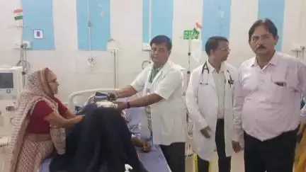 मऊ: जिला अस्पताल में डॉक्टर्स डे पर डॉक्टरों ने मरीजों को वितरित किए फल, आईएमए की जिला सचिव रहीं मौजूद