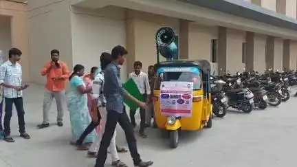 திருப்பத்தூர்: தனியார்துறை வேலைவாய்ப்பு முகாம் பற்றிய விழிப்புணர்வு வாகனத்தை ஆட்சியர் அலுவலகத்தில் கொடி அசைத்து துவக்கி வைத்த கலெக்டர்