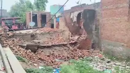 खुर्जा: आबदा नगर में तेज बारिश के कारण मकान की दीवार गिरी, एक बच्ची का टूटा पैर