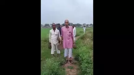 बड़ौत: दोघट कस्बे में रास्ते पर जलभराव के कारण 1.5 किमी की दूरी तय कर श्मशान घाट पहुंचे लोग, वीडियो सोशल मीडिया पर हुआ वायरल