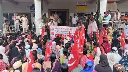 ಚಿತ್ರದುರ್ಗ: ನಿವೇಶನ ಮತ್ತು ವಸತಿಗಾಗಿ ಆಗ್ರಹಿಸಿ ಪ್ರತಿಭಟನೆ ಮೂಲಕ ನಗರದಲ್ಲಿ ನಗರಸಭೆಗೆ ಮನವಿ