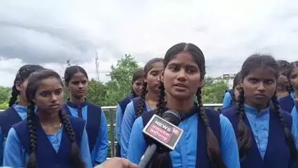 बलौदाबाज़ार: नगर पंचायत टुणरा के छात्र-छात्राएं शिक्षकों की मांग को लेकर 40 किलोमीटर दूर कलेक्टर से मिलने पहुंचे