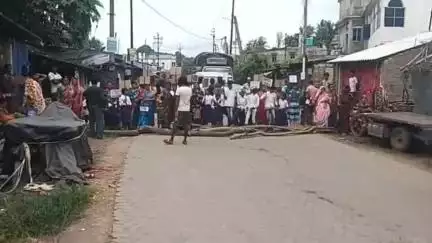 তমলুক: তালদা গ্রামে বেহাল রাস্তা সংস্কারের দাবিতে  রাজ্য সড়ক অবরোধ করলো স্কুলের ছাত্র-ছাত্রী সহ সাধারণ মানুষজন #jansamasya