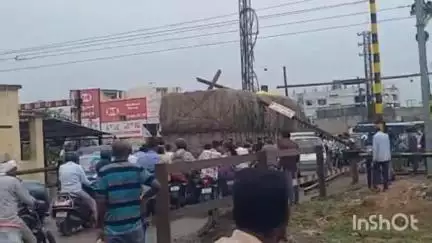 కరీంనగర్: కరీంనగర్ రైల్వే స్టేషన్ సమీపంలోని రైల్వే ట్రాక్ వద్ద లారీ పై పడిపోయిన రైల్వే గేట్