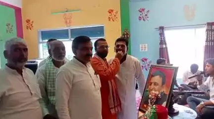 बांसडीह: बांसडीह कस्बे में उत्तर प्रदेश सरकार के पूर्व मुख्यमंत्री अखिलेश यादव के जन्मदिन पर आयोजित हुए विविध कार्यक्रम