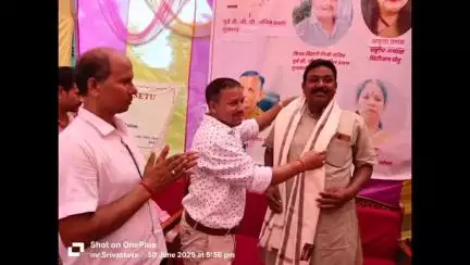 पुराने मित्र निरंजन सिंह जी क़ो अंग वस्त्र व माला से सम्मान...