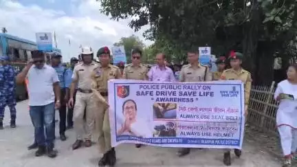 চোপড়া: চোপড়া পুলিশ ও  ট্রাফিক গার্ডের সৌজন্য চোপড়ার কালাগছ থেকে চোপড়া অব্দি সচেতনতা রেলি