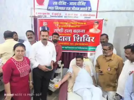 सुल्तानपुर: पूर्व मुख्यमंत्री अखिलेश यादव के जन्मदिन पर सपा नेताओं ने स्वशासी राजकीय मेडिकल कॉलेज में रक्तदान शिविर लगाया
