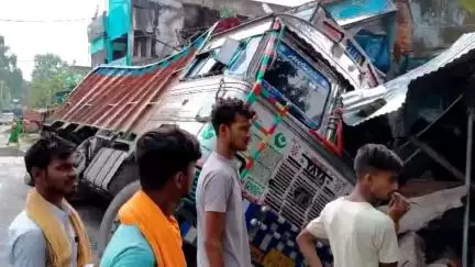 सरिया: रांची दुमका मुख्य मार्ग सरिया थाना के नजदीक एक अनिन्यत्रित ट्रक दुकान  मे घुस गया,  बड़ा हादसा टला