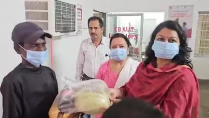 गिरिडीह: जिला समाज कल्याण पदाधिकारी सदर अस्पताल पहुंचीं, 5 टीबी मरीजों को लिया गोद