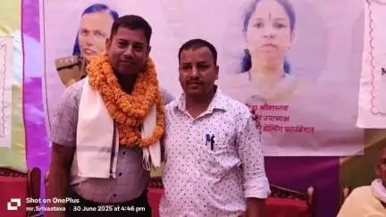 मेडिकल कॉलेज के डायरेक्टर के द्वारा सम्मान...पूर्व DGP अनील प्रथम के निजी सचिव विनय बिहारी का..