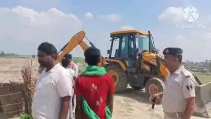 अलौली: कामाथान गांव के पास वॉटरवेज बांध से हटाया गया अतिक्रमण