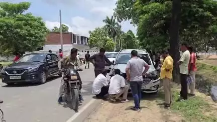 डुमरियागंज: डुमरियागंज थानाक्षेत्र के औसानपुर में अनियंत्रित कार आपस में टकराई, कार के परखच्चे उड़े, लोगों को आई हल्की-फुल्की चोटें