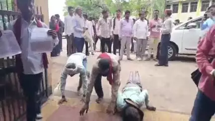 छतरपुर नगर: ग्राम पंचायत सिंहपुर में शासकीय रास्ते पर अवैध कब्जा, किसान दंडवत पहुंचे कलेक्टर जनसुनवाई #jansamasya