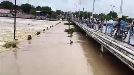 मऊरानीपुर: मऊरानीपुर में बारिश का कहर जारी, नदियों का बढ़ा जल स्तर, बाढ़ जैसे हालात