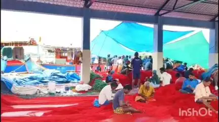 കൊച്ചി: കപ്പലിൽ നിന്ന് വീണ കണ്ടെയ്നറുകളിൽ കുടുങ്ങി വല കീറി ലക്ഷങ്ങളുടെ നഷ്ടം, പരാതിയുമായി കാളമുക്കിലെ തൊഴിലാളികൾ
