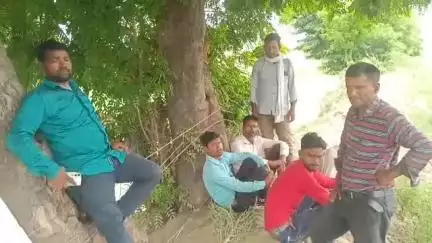 तिलहर: निगोही के उनकला गांव में महिला का संदिग्ध परिस्थितियों में बाग में मिला शव, हत्या का आरोप, शव का आज हुआ पीएम