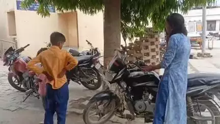 तिलहर: नेशनल हाईवे पर पचासा मोहल्ले के पास ट्रक और डीसीएम की टक्कर में डीसीएम चालक की मौत, शव का हुआ पीएम