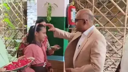 कानपुर: जिलाधिकारी ने कर्नलगंज स्थित प्राथमिक विद्यालय भैंसिया हाता में स्कूल चलो अभियान का शुभारंभ किया