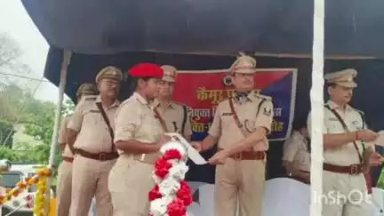 भभुआ: भभुआ पुलिस लाइन केंद्र में नव नियुक्त सिपाहियों को नियुक्ति पत्र देने के बाद दिलाया गया शपथ ग्रहण