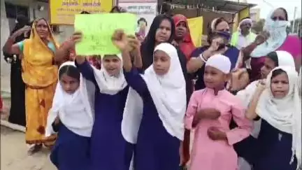 महाराजगंज: आजाद नगर वार्ड नंबर 15 में शराब ठेके के विरोध में महिलाओं ने बच्चियों के साथ किया सड़क जाम