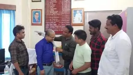 কৈলাশহর: মহকুমা শাসককে বিদায়ী সংবর্ধনা দেওয়া হয় কৈলাসহর জার্নালিস্টস ক্লাবের পক্ষ থেকে