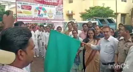 रॉबर्ट्सगंज: रॉबर्ट्सगंज में संचारी रोग नियंत्रण अभियान रैली को DM ने दिखाई हरी झंडी, जागरूकता के लिए हर घर देगी दस्तक