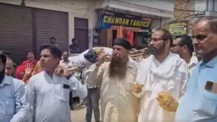 सिरसा: पूर्व पार्षद के नेतृत्व में शिवपुरी में गणमान्य लोगों ने नगर परिषद तक प्रशासन की शवयात्रा निकाली