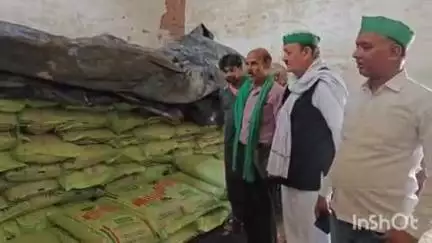 बिंदकी: महरहा के समिति में 90 बोरी डीएपी खाद गायब होने की सूचना पर पहुंचे भाकियू टिकैत के लोग, मौके पर मिली पूरी 240 बोरी