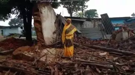 गोला: पूरबडीह में भारी बारिश से तीन लोगों के मकान गिरे, बाल-बाल बचे लोग
