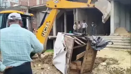 मैनपुरी: जेल चौराहे के पास किए गए अवैध अतिक्रमण को DM ने पहुंचकर बुलडोजर से हटवाया