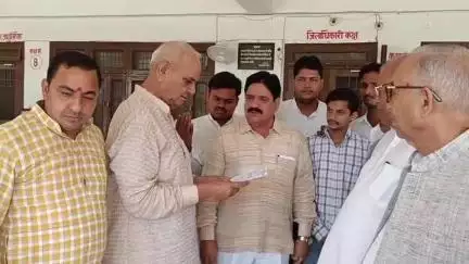 कोल: छर्रा और अकराबाद को तहसील बनाने की मांग तेज, स्थानीय लोगों के साथ छर्रा विधायक रविंद्र पाल ने DM से की मुलाकात