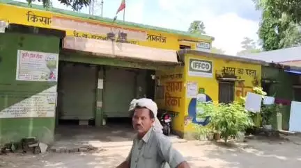 पडरौना: कुशीनगर मे खाद की भारी किल्लत, किसान बेहाल – खाद के लिए चक्कर काटने के बाद बिना खाद के खेती करने को है मजबूर #Jansamasya