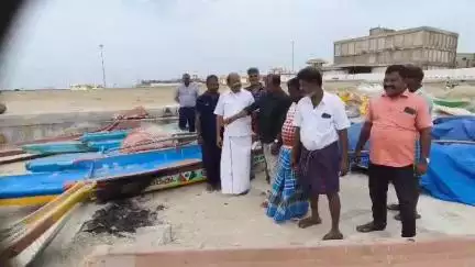 திருவொற்றியூர்: திருவொற்றியூர் குப்பம் பகுதியில் முதல்வர் திறந்து வைத்த சூறை துறைமுகத்தில் படகு எரிந்தது முன்னாள் எம்எல்ஏ பாதிக்கப்பட மீனவரை சந்தித்து ஆறுதல் கூறினார்