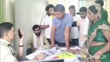 भभुआ: भभुआ में बैंक खाता से ₹1 लाख 62 हजार की धोखाधड़ी से निकासी के मामले में भभुआ थाना में दिया गया आवेदन