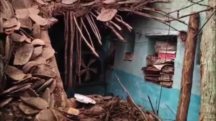 मऊरानीपुर: रेलवे स्टेशन के पास भारी बारिश से धरासाई हुआ कच्चा मकान, मां-बेटी मलवे में दबी, रेस्क्यू कर बाहर निकाला गया