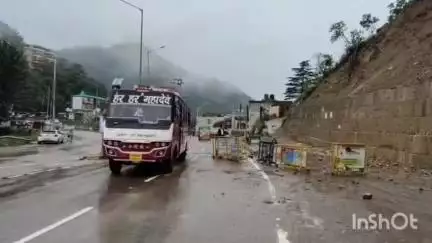सोलन: भूस्खलन के कारण सोलन सुबाथू सड़क मार्ग हुआ बंद, सपरून गुरुद्वारा होते हुए भेजा जा रहा ट्रैफिक