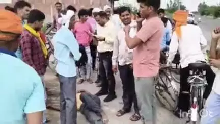 बिधूना: बेला क्षेत्र के तिर्वा मार्ग पर तेज रफ्तार बाइक अनियंत्रित होकर डिवाइडर से टकराई, बाइक सवार हुआ घायल