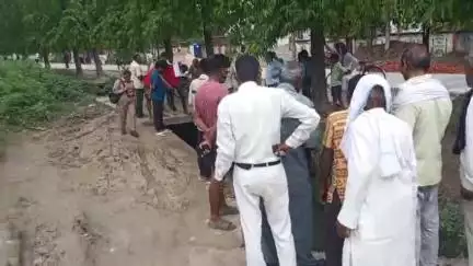 मऊ: कचहरी मोड़ पर नाले पर बाइक चढ़ाकर जा रहा युवक नाले में गिरा, राहगीरों ने उसे बाहर निकाला, बाल-बाल बची जान