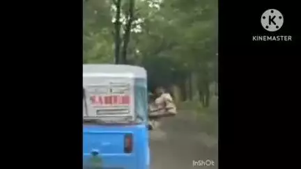 कोरबा: चलती इलेक्ट्रिक ऑटो में स्टंट, कोरबा के कॉफी प्वाइंट रोड पर दोनों तरफ हाथ निकालकर बनाया वीडियो