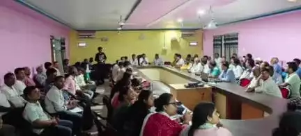 पोठिया: प्रखंड कार्यालय पोठिया में एसडीएम ने अधिकारियों, सुपरवाइजरों और जनप्रतिनिधियों के साथ जागरूकता बैठक की
